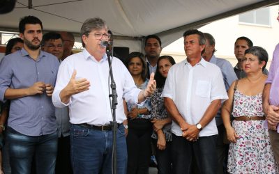 João Azevêdo sanciona lei para construir casas destinadas a pessoas de baixa renda
