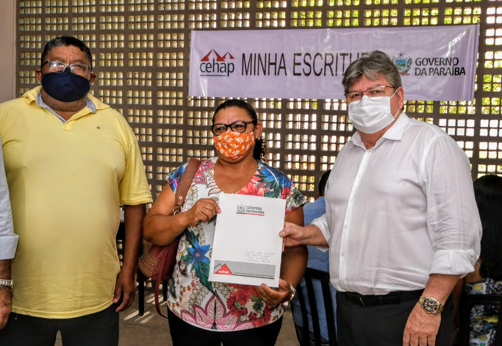 João Azevêdo entrega escrituras de imóveis a famílias do conjunto Colinas do Sul em João Pessoa