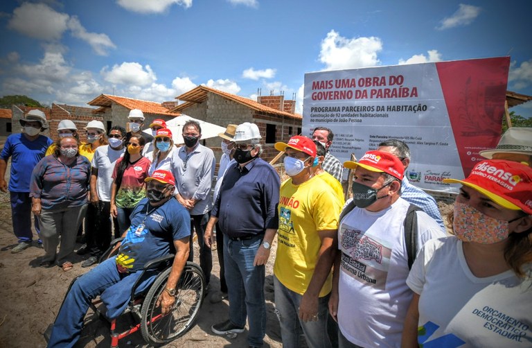 João Azevêdo inspeciona obra do Programa Parceiros da Habitação, em João Pessoa