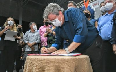 João  Azevêdo assina decreto, assegura regularização de imóveis para mais de  700 famílias e anuncia novos investimentos em Rio Tinto