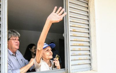 João Azevêdo entrega 100 casas em Belém e é homenageado por compromisso com programa de habitação