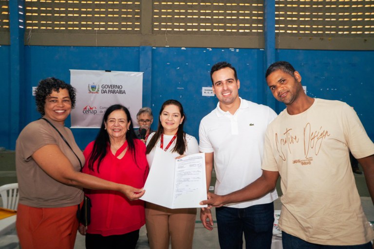 Vice-governador entrega escrituras de casas a 130 famílias em Campina Grande