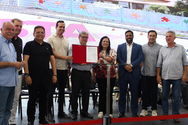 João Azevêdo entrega obras e autoriza mais 1.229 residências em comemoração ao aniversário de 160 anos de Campina Grande