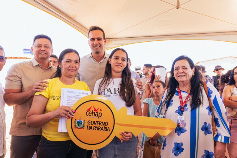 Governador em exercício entrega unidades habitacionais em Sumé