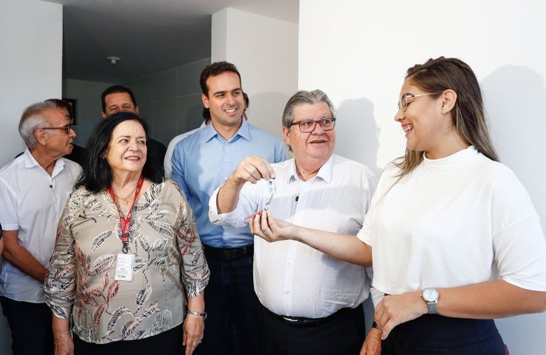 João Azevêdo assegura moradia digna com entrega de unidades habitacionais em João Pessoa