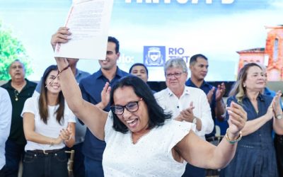 João Azevêdo entrega escrituras a mais 351 famílias e avança no processo de desprivatização de Rio Tinto