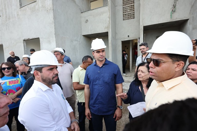 Governador Lucas Ribeiro visita construção de 100 unidades habitacionais no município de Itaporanga