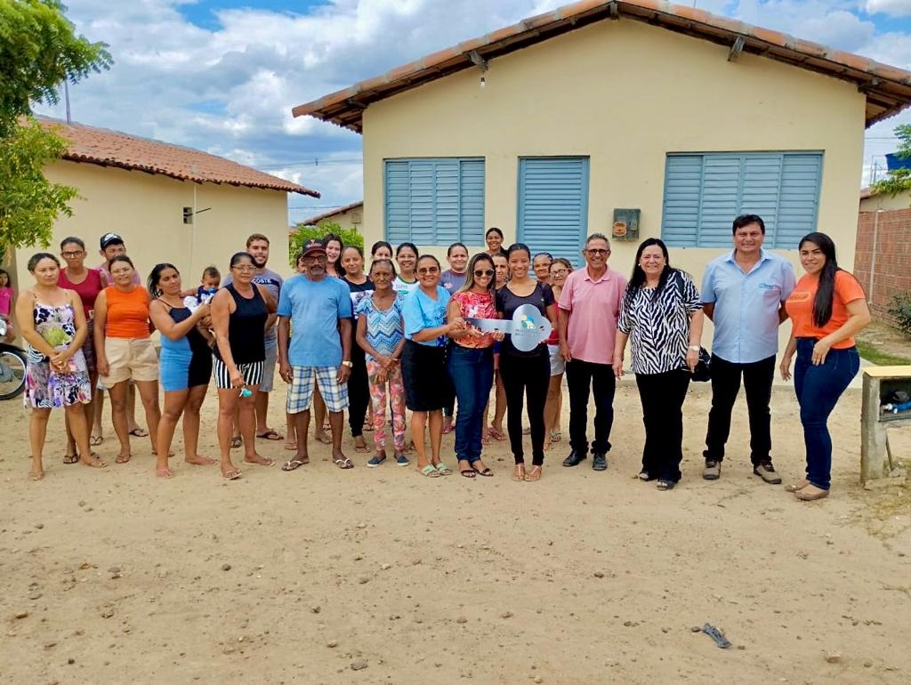 Governo do Estado conclui obra e entrega casas no município de Lastro