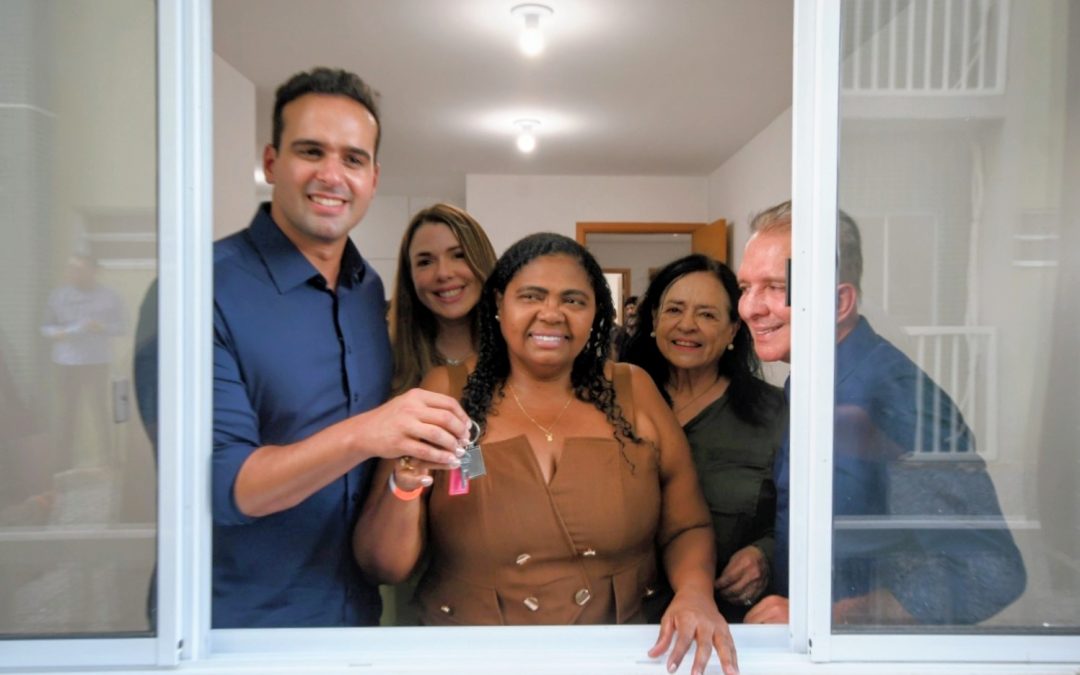 Lucas Ribeiro entrega apartamentos e assegura moradia digna a famílias de Patos 