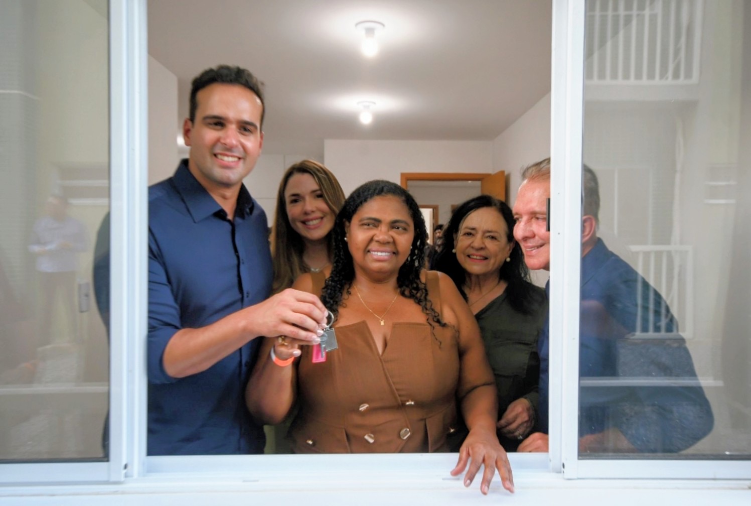 Lucas Ribeiro entrega apartamentos e assegura moradia digna a famílias de Patos 
